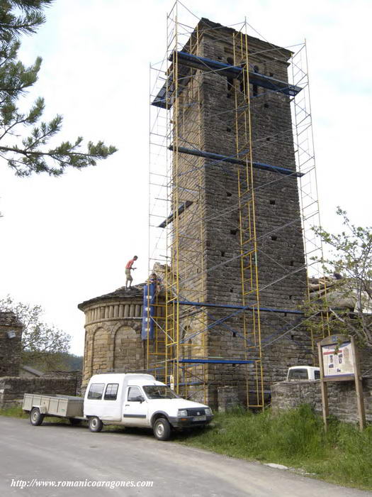 TORRE CON ANDAMIAJE PERIMETRAL